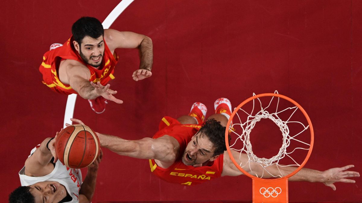 Pau Gasol y Alejandro Abrines saltan para bloquear el tiro del japonés Yuta watanabe en el partido de japón con España durante los Juegos Olimpicos de TOKYO 2020 Pau Gasol y Alejandro Abrines saltan para bloquear el tiro del japonés Yuta watanabe en el partido de japón con España durante los Juegos Olimpicos de TOKYO 2020