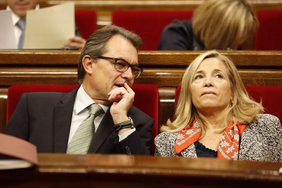 Artur Mas i la vicepresidenta del {Govern}, Joana Ortega, durant el ple del Parlament, aquest dimecres. Artur Mas i la vicepresidenta del {Govern}, Joana Ortega, durant el ple del Parlament, aquest dimecres.