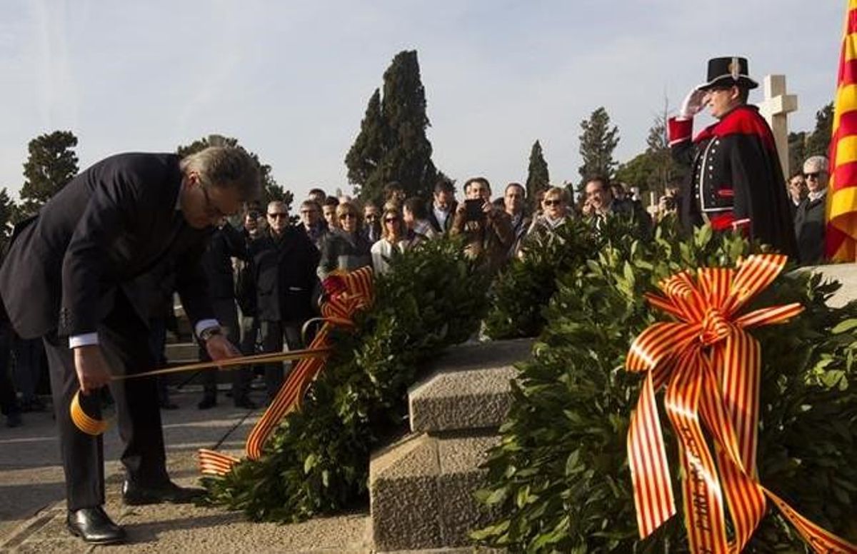 Artur Mas, durante la ofrenda floral a Macià en Montjuïc, esta mañana. Artur Mas, durante la ofrenda floral a Macià en Montjuïc, esta mañana.