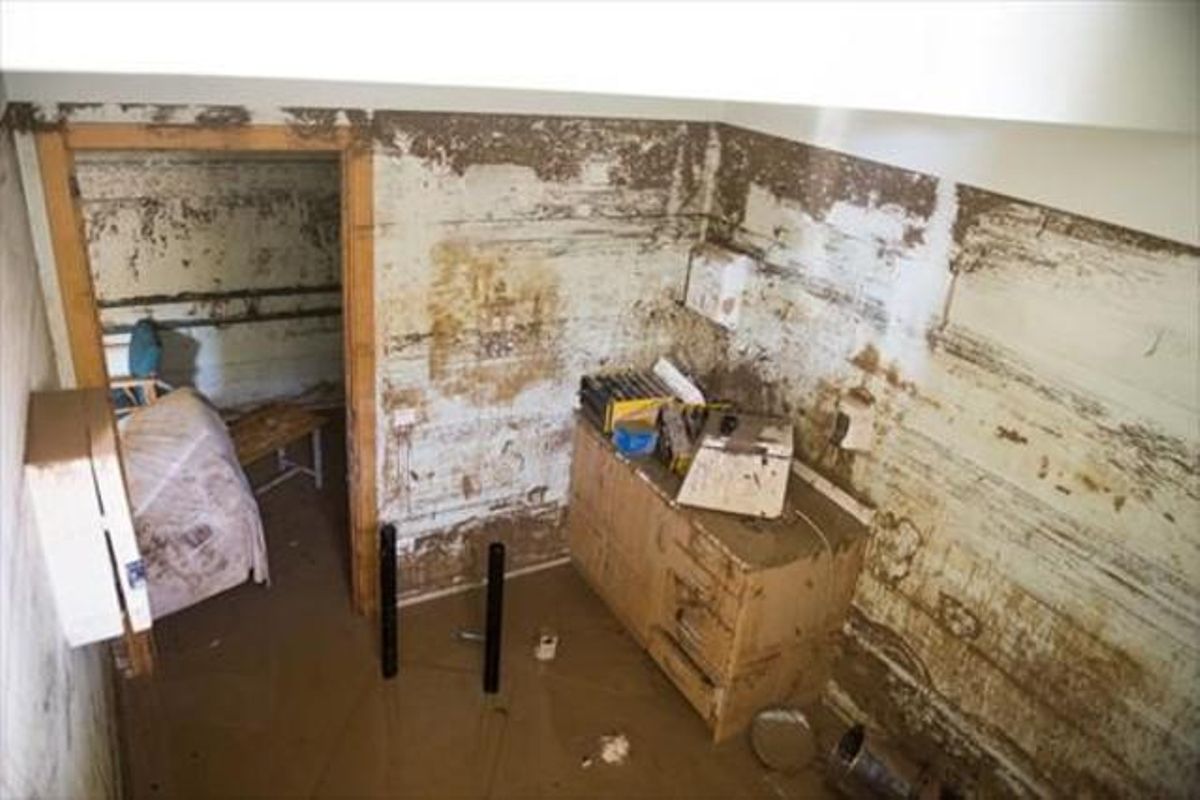 Una de las habitaciones del semisótano que se inundaron, con barro por encima de la puerta, ayer. Una de las habitaciones del semisótano que se inundaron, con barro por encima de la puerta, ayer.