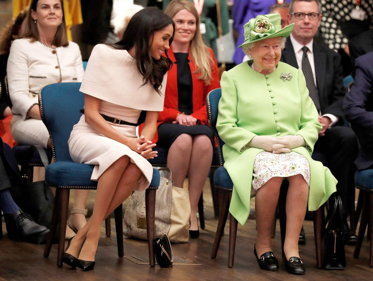 Meghan desliza una confidencia a la reina, cuando aún no se cruzaban puñales en público, en 2018. Meghan desliza una confidencia a la reina, cuando aún no se cruzaban puñales en público, en 2018.