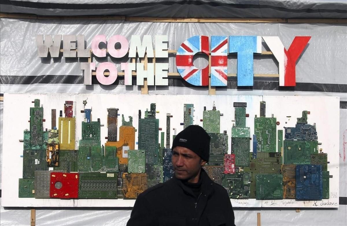 Un inmigrante espera el pasado mes de enero en Calais poder dar el salto al Reino Unido. Un inmigrante espera el pasado mes de enero en Calais poder dar el salto al Reino Unido.