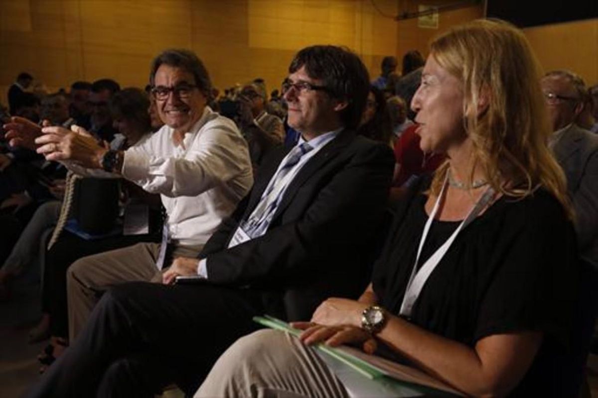 Artur Mas, Carles Puigdemont y Neus Munté, en el congreso de refundación. Artur Mas, Carles Puigdemont y Neus Munté, en el congreso de refundación.