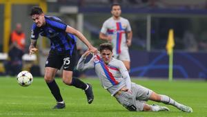 Gavi cae ante Bastoni, este martes en San Siro.