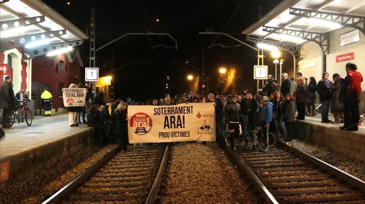 Manifestación para exigir el soterramiento de las vías a su paso por Moncada, en febrero del 2017. Manifestación para exigir el soterramiento de las vías a su paso por Moncada, en febrero del 2017.