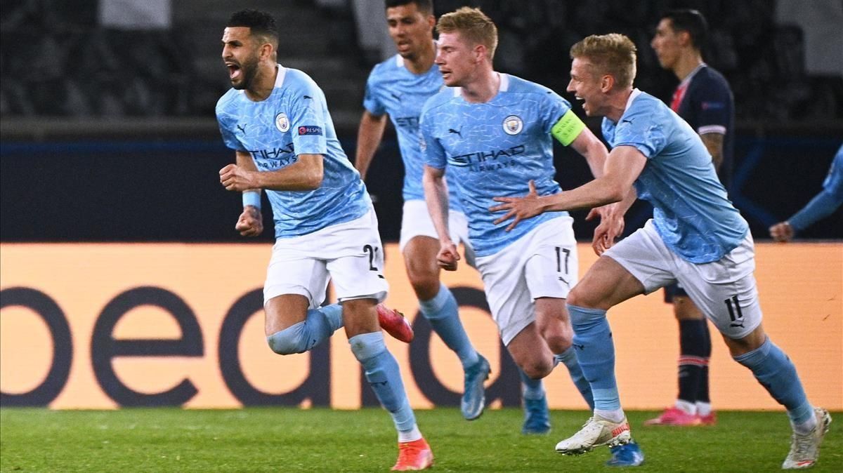 Riyad Mahrez corre a celebrar el gol que anotó por delante de De Bruyne y Zinchenko. Riyad Mahrez corre a celebrar el gol que anotó por delante de De Bruyne y Zinchenko.