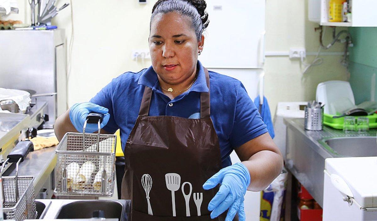 Naomi trabajó como interna y ahora regenta un restaurante de comida tradicional de su tierra llamado La Casita del Hondureño.