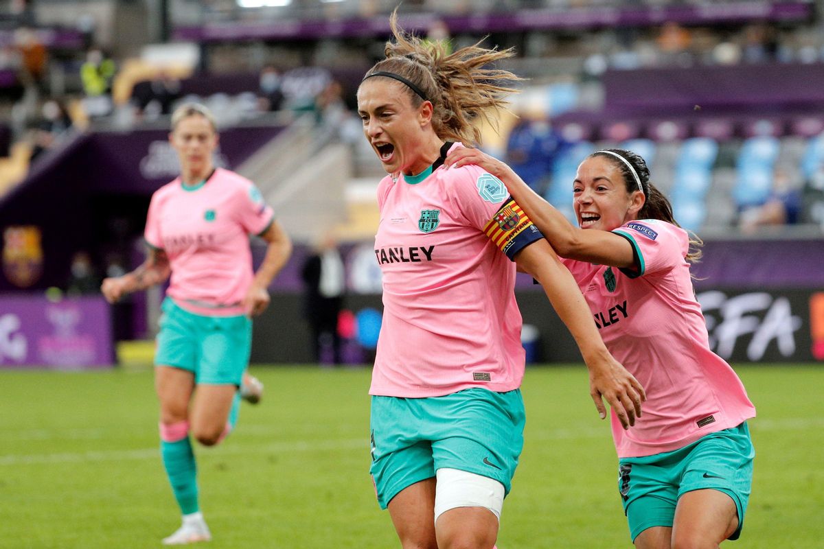 Putellas y Bonmatí celebran uno de los goles de la final. Putellas y Bonmatí celebran uno de los goles de la final.