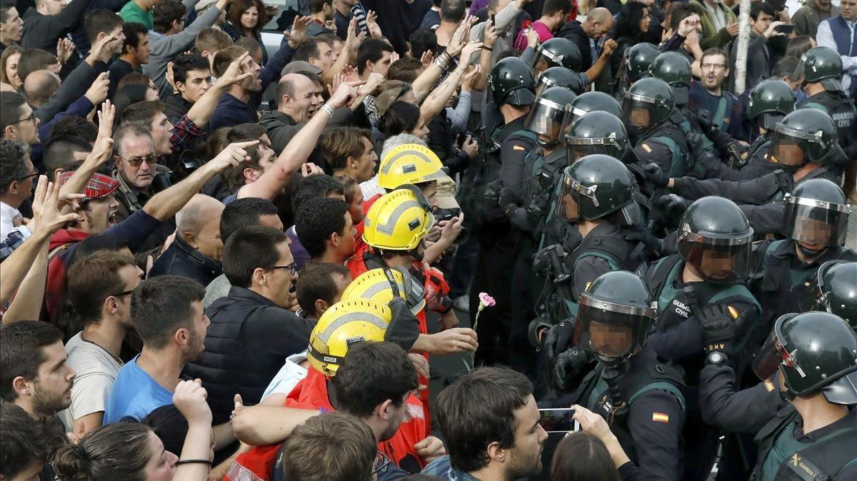 Enfrentamientos ante el pabellón municipal de Sant Julià de Ramis.