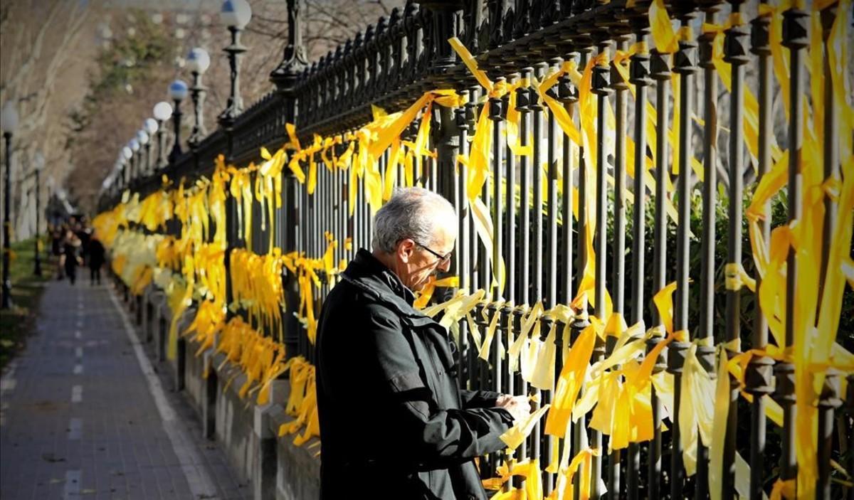 Independentistas colocan lazos amarillos en la verja del parque de la Ciutadella.