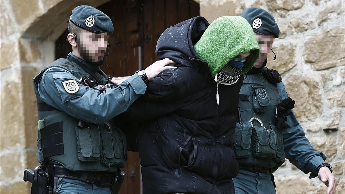 El joven de 27 años tras ser detenido por la Guardia Civil. El joven de 27 años tras ser detenido por la Guardia Civil.
