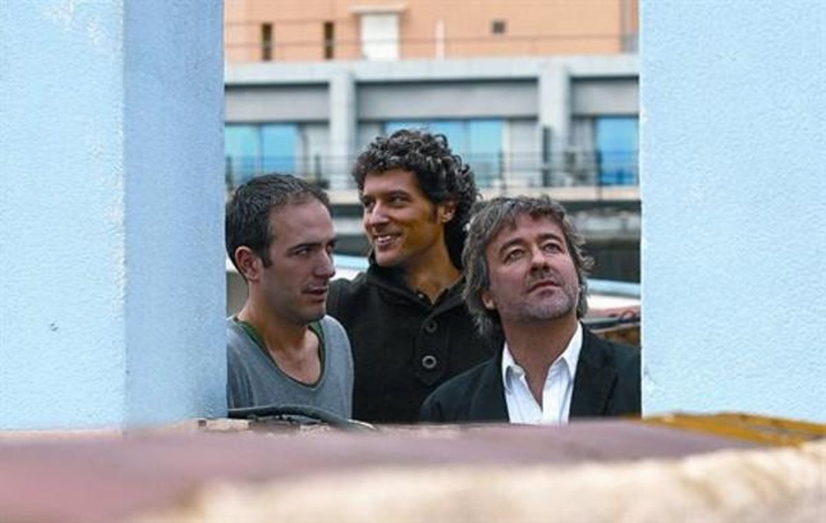Pau Vidal, Ricard Galiana y Sergi Pons, ayer, en la terraza de la Diagonal que da acceso a su estudio. Pau Vidal, Ricard Galiana y Sergi Pons, ayer, en la terraza de la Diagonal que da acceso a su estudio.