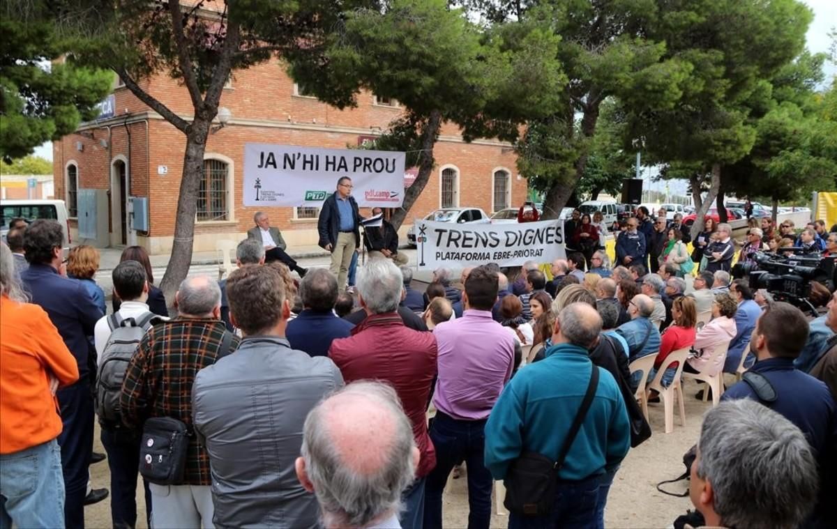 Unas 200 personas denuncian en la estación de Vila-seca las deficiencias ferroviarias. Unas 200 personas denuncian en la estación de Vila-seca las deficiencias ferroviarias.