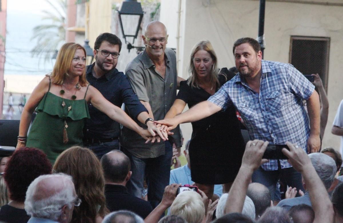 Montserrat Candini, Pere Aragonés, Raül Romeva, Neus Munté y Oriol Junqueras, en un acto electoral de Junts pel Sí en la campaña del 27-S. Montserrat Candini, Pere Aragonés, Raül Romeva, Neus Munté y Oriol Junqueras, en un acto electoral de Junts pel Sí en la campaña del 27-S.