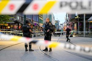 Agentes de policía en el pub London de Oslo, donde ha tenido lugar el tiroteo contra la comunidad LGTBI. 