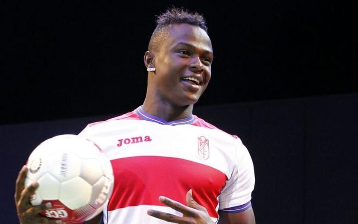 El ecuatoriano José ’Tin’ Angulo durante su presentación con el Granada CF. El ecuatoriano José ’Tin’ Angulo durante su presentación con el Granada CF.