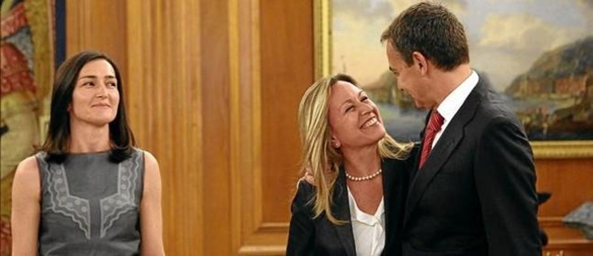 Ángeles González-Sinde mira de reojo la felicitación de Zapatero a Trinidad Jiménez en la jura del cargo de las dos ministras, el pasado 7 de abril. Ángeles González-Sinde mira de reojo la felicitación de Zapatero a Trinidad Jiménez en la jura del cargo de las dos ministras, el pasado 7 de abril.