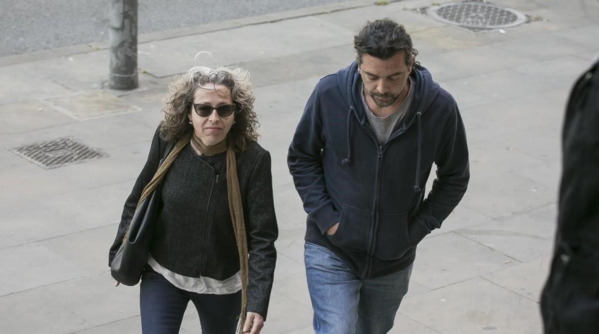 Ester Quintana, con un acompañante, a su llegada al juicio en la Audiencia de Barcelona.