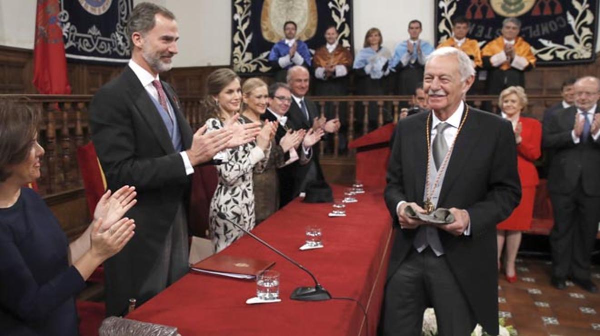 El escritor Eduardo Mendoza recibe el Premio Cervantes de manos del rey Felipe.