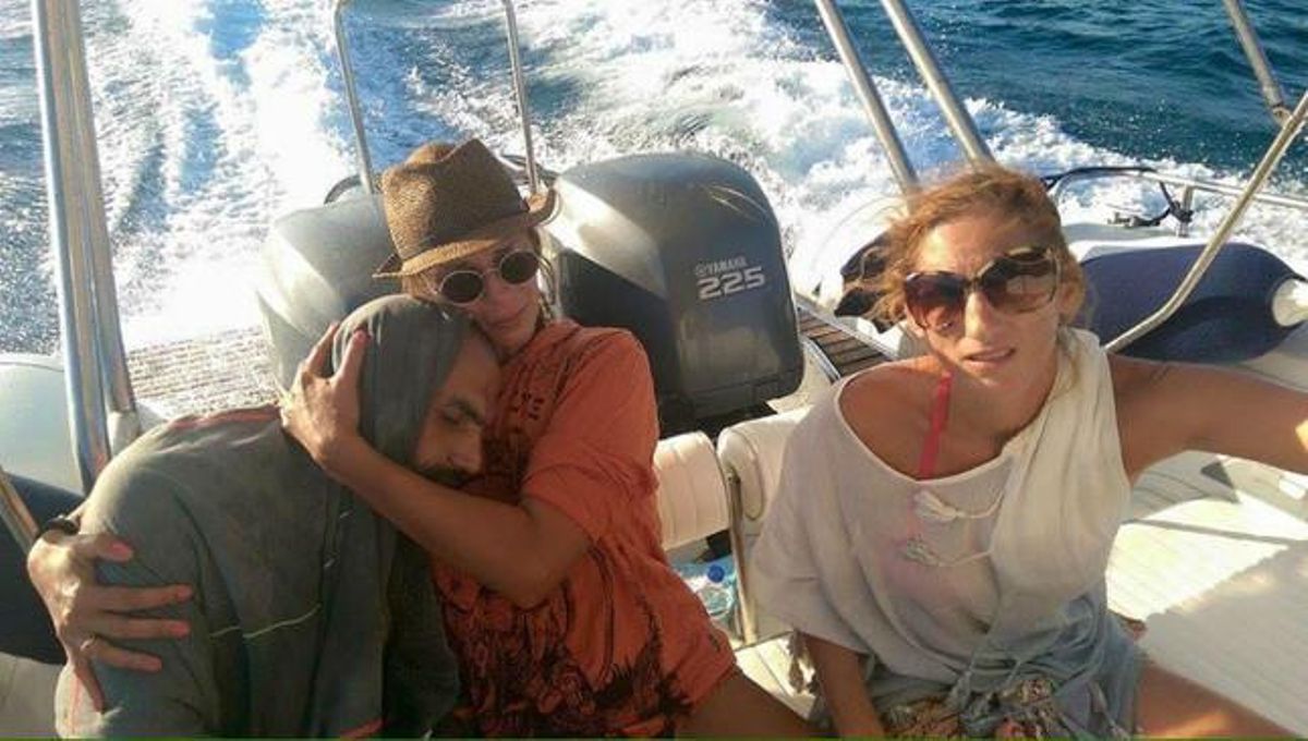 La mujer griega publica en Facebook la imagen en la que se la ve abrazando al náufrago sirio que rescató. La mujer griega publica en Facebook la imagen en la que se la ve abrazando al náufrago sirio que rescató.