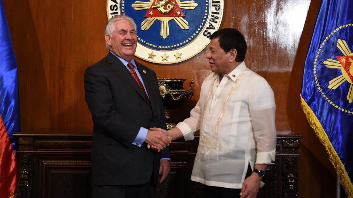 El presidente de Filipinas, Rodrigo Duterte, recibe al secretario de Estado de EEUU, Rex Tillerson.