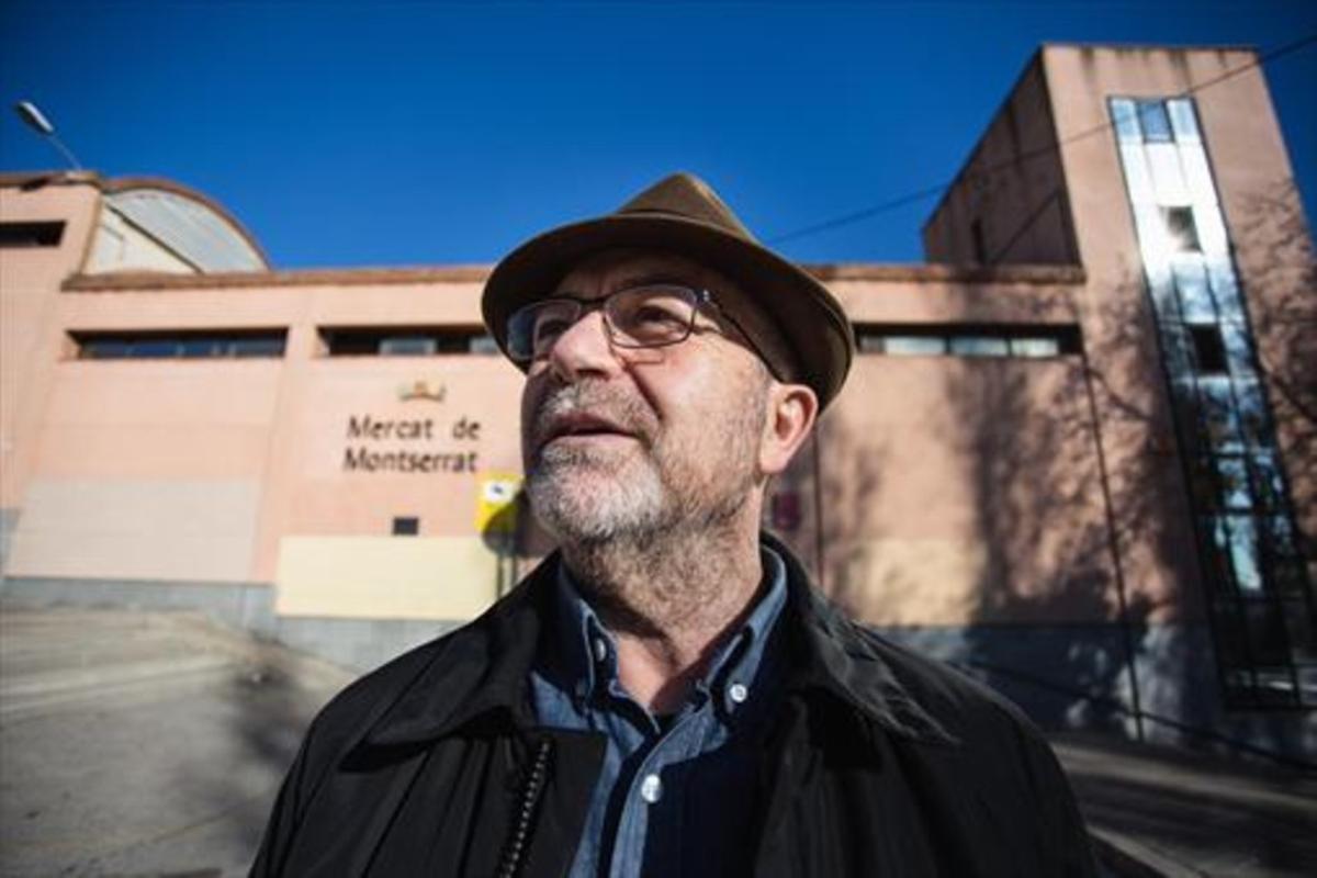 Lluís Cabrera, en el mercado de Montserrat, uno de los lugares que lo conectan con su infancia en Nou Barris. Lluís Cabrera, en el mercado de Montserrat, uno de los lugares que lo conectan con su infancia en Nou Barris.