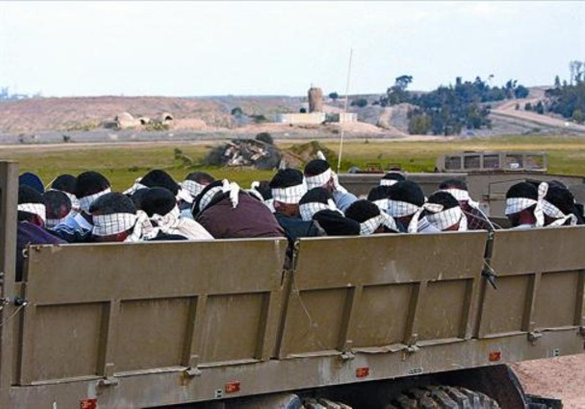 Ojos vendados 8 Un grupo de prisioneros palestinos, transportados en un camión del Ejército israelí.