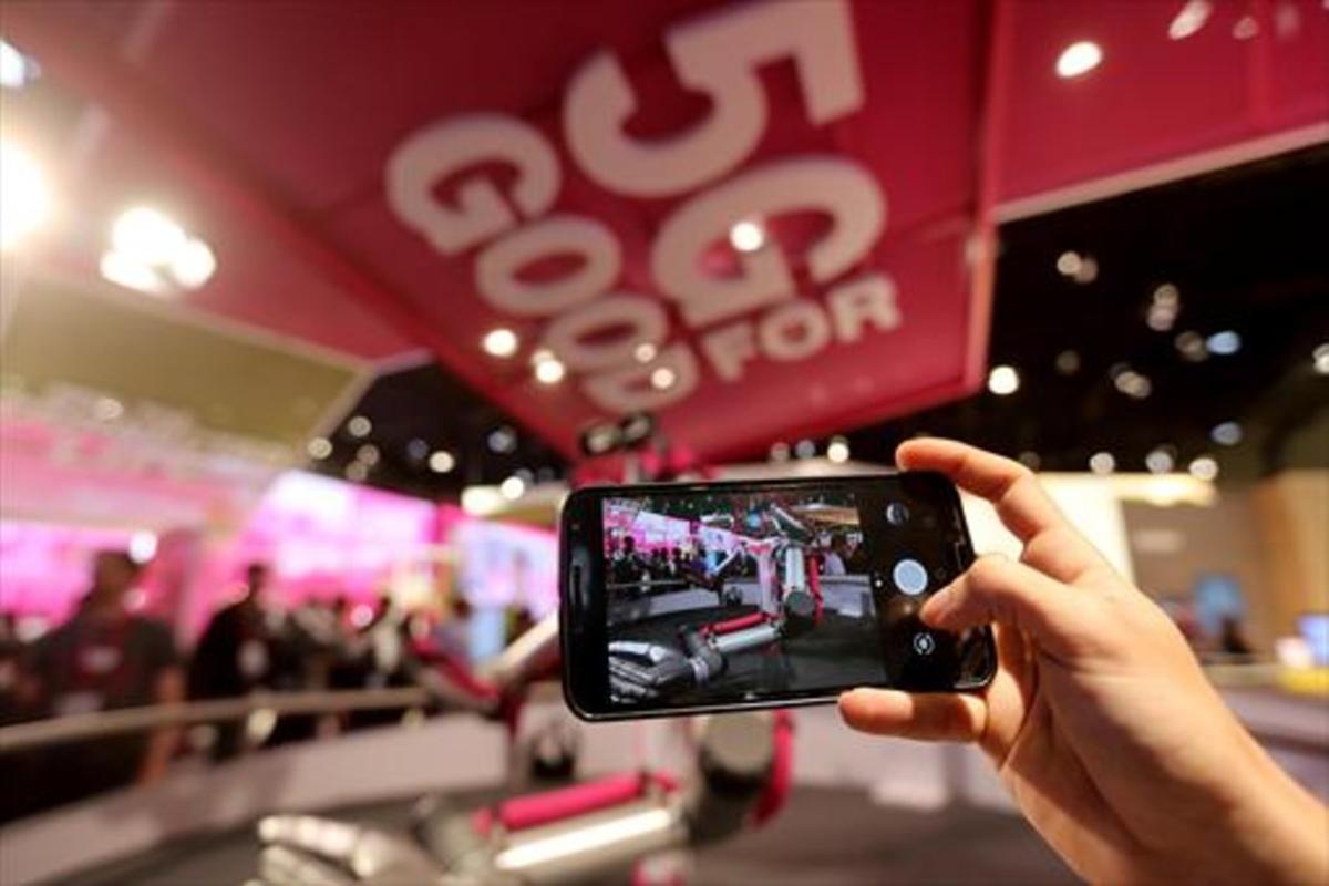 Demostración del uso de 5G en un estand del Mobile World Congress. Demostración del uso de 5G en un estand del Mobile World Congress.