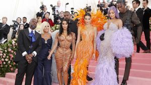 De izquierda a derecha, Corey Gamble, Kris Jenner, Kim Kardashian, Kanye West, Kendall Jenner, Kylie Jenner y Travis Scott posan en la alfombra roja de la Met gala 2019.