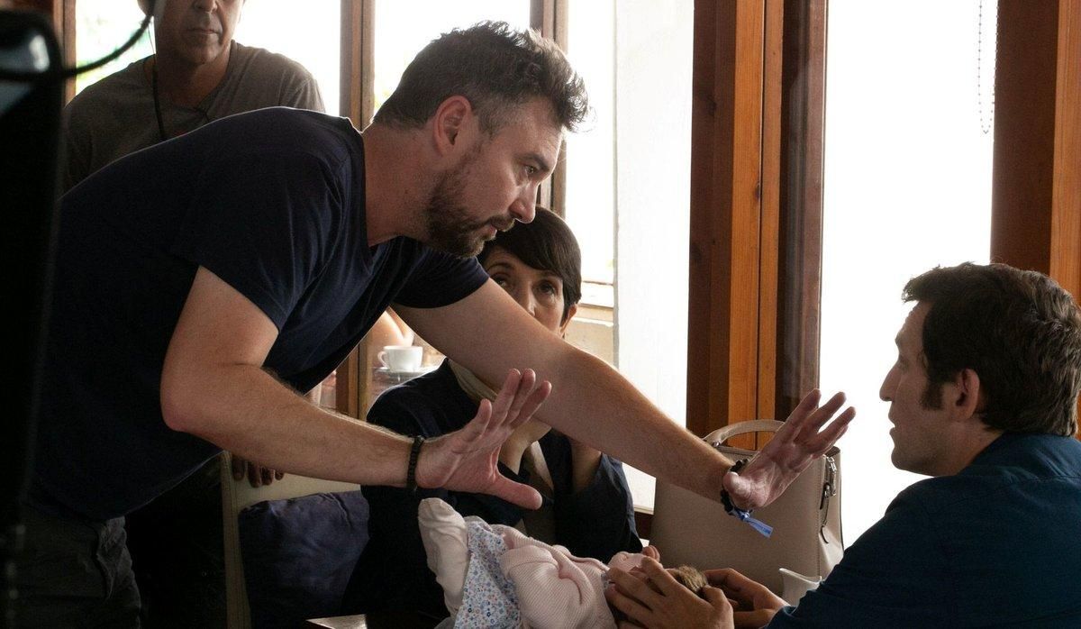 Esteban Crespo, de pie, dirigiendo a sus actores. Esteban Crespo, de pie, dirigiendo a sus actores.