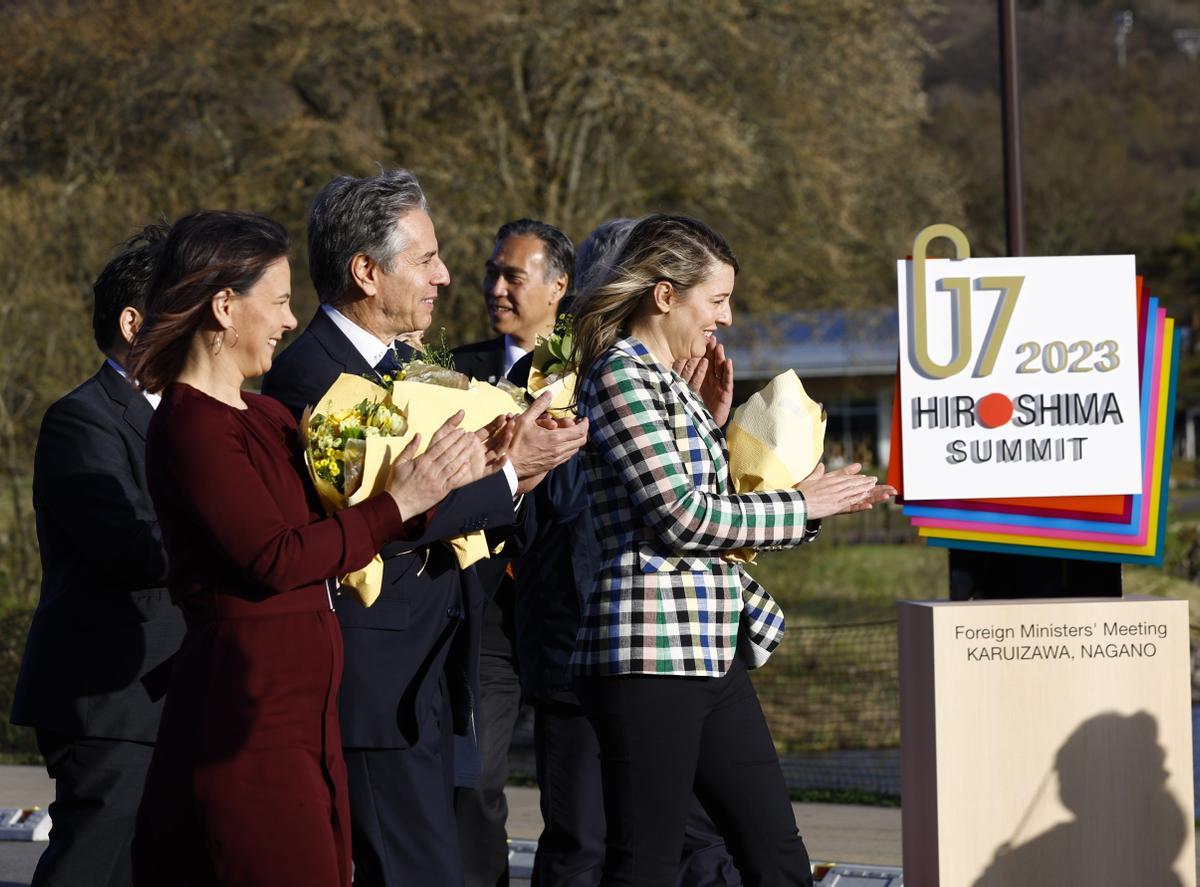 La ministra de Exteriores de Alemania, Annalena Baerbock, el secretario de Estado de EE.UU., Antony Blinken, y la ministra de Exteriores de Canadá, Melanie Joly, aplauden durante una ceremonia de bienvenida en la reunión de ministros de Exteriores del G7 en Karuizawa, Japón. 