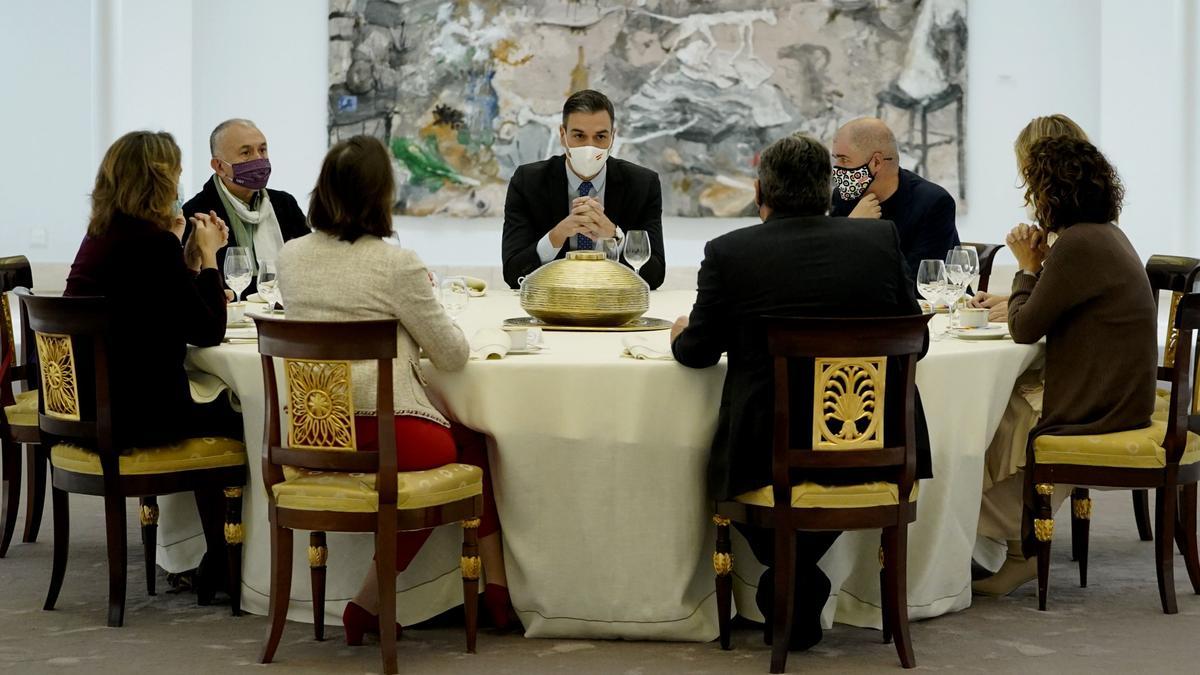 Sindicatos y responsables de la patronal en una reunión con Pedro Sánchez en la Moncloa.