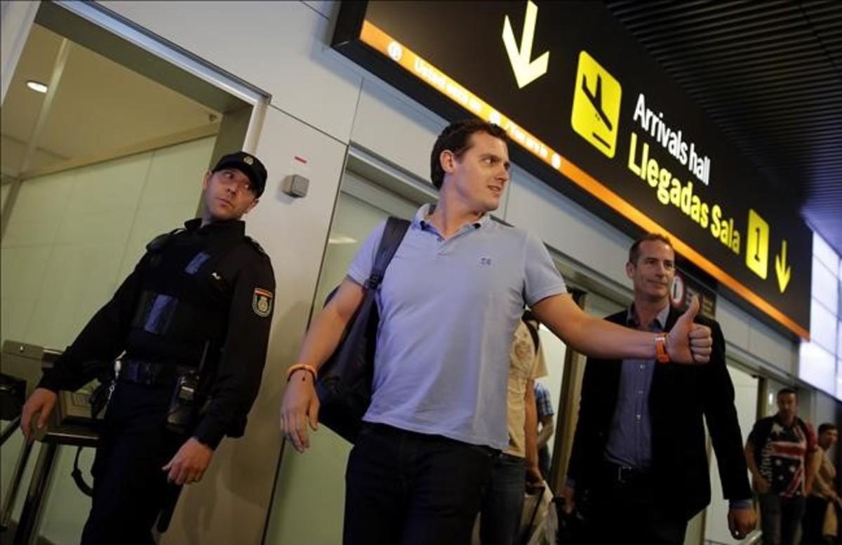 El líder de Ciudadanos, Albert Rivera, tras aterrizar en Madrid de su viaje a Venezuela. 