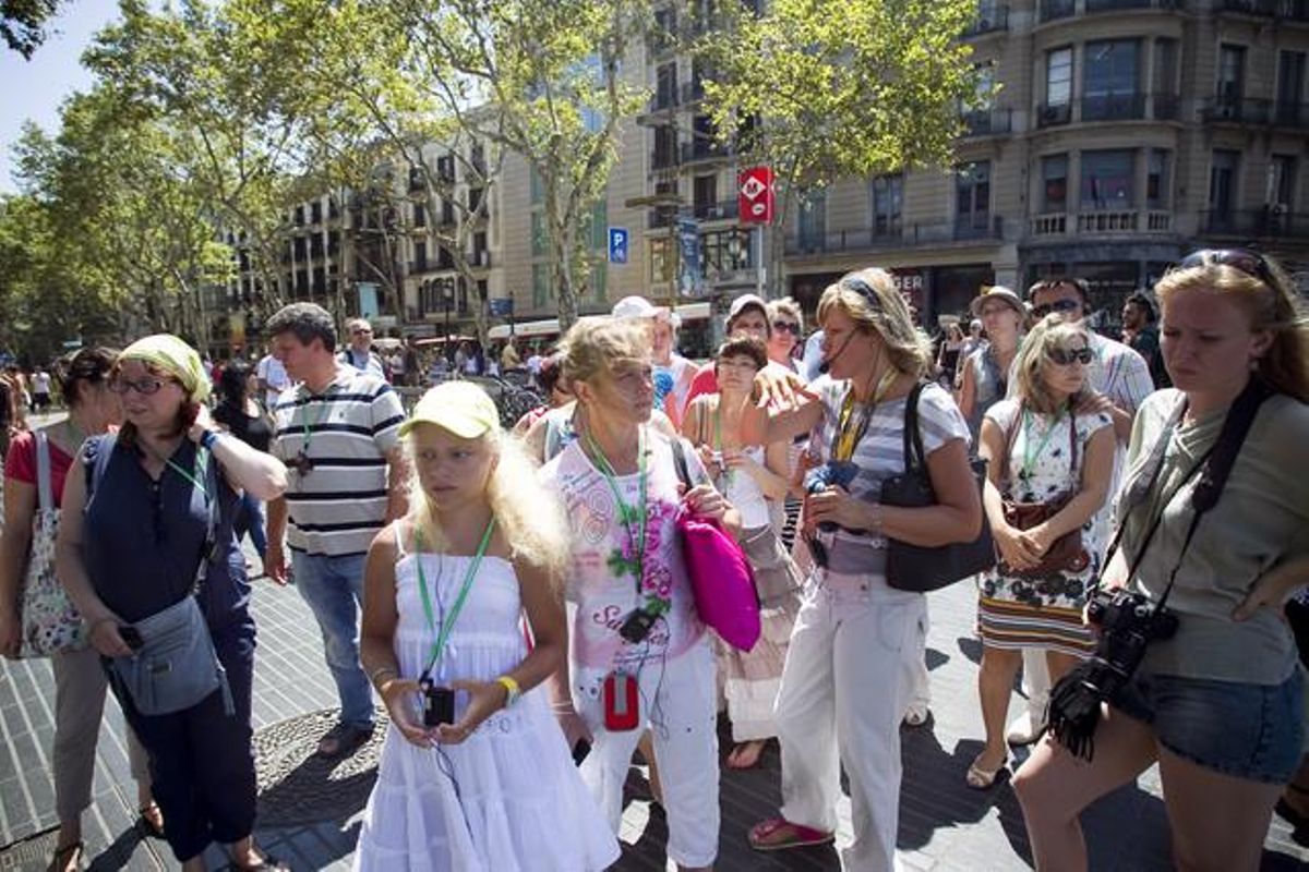 Un grupo de rusos pasea por las calles de Barcelona Un grupo de rusos pasea por las calles de Barcelona