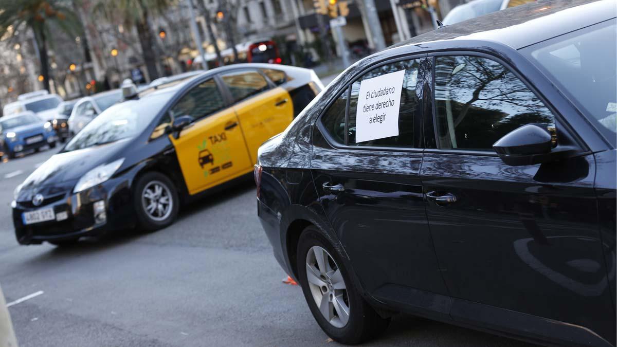 Los taxis de Barcelona vuelven a circular tras seis días de huelga.