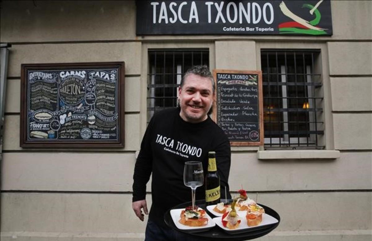 Jordi Sisó, frente a su negocio: el Taska Txondo del paseo de Maragall, el viernes. 