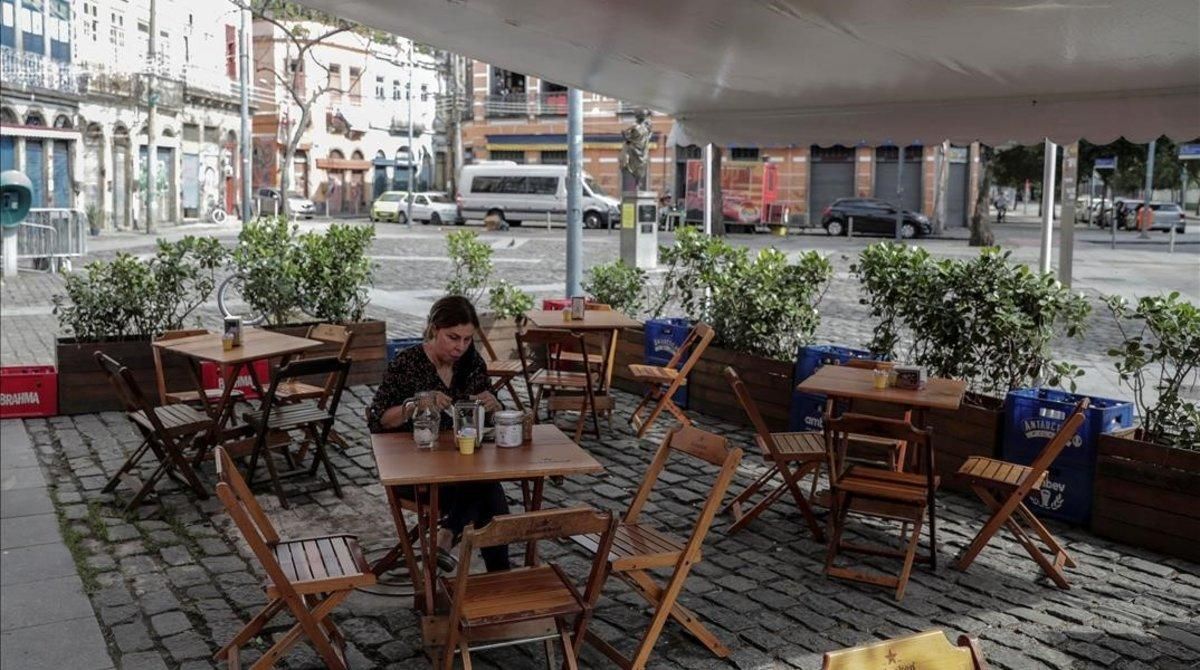 Una mujer en un restaurante en Río de Janeiro. Una mujer en un restaurante en Río de Janeiro.