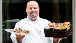El chef del restaurante Nectari, Jordi Esteve, con unas setas.