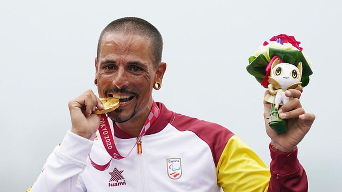 El catalán Sergio Garrote, mordiendo el oro conseguido en la contrarreloj. El catalán Sergio Garrote, mordiendo el oro conseguido en la contrarreloj.