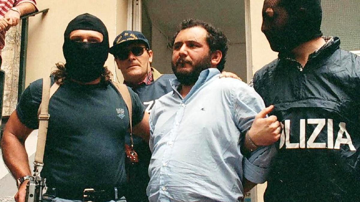 El jefe mafioso Giovanni Brusca es trasladado por la policía tras su interrogatorio en Palermo, el 21 de mayo de 1996.