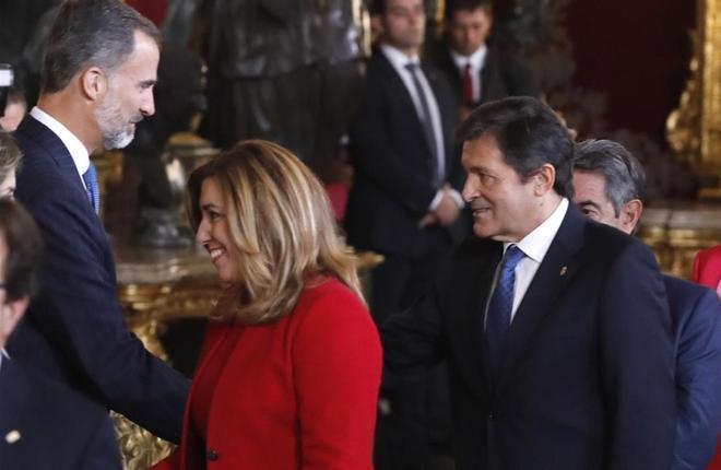 El rey Felipe saluda a Susana Diaz y a Javier Fernández, durante el besamanos en el Palacio Real.
