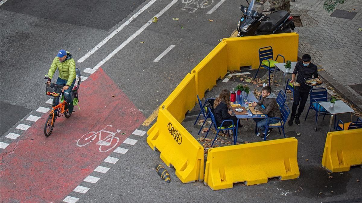Una terraza de restaurante del Eixample de Barcelona (Diputación con Girona) ampliada en la calzada con barreras ’New Jersey’ Una terraza de restaurante del Eixample de Barcelona (Diputación con Girona) ampliada en la calzada con barreras ’New Jersey’