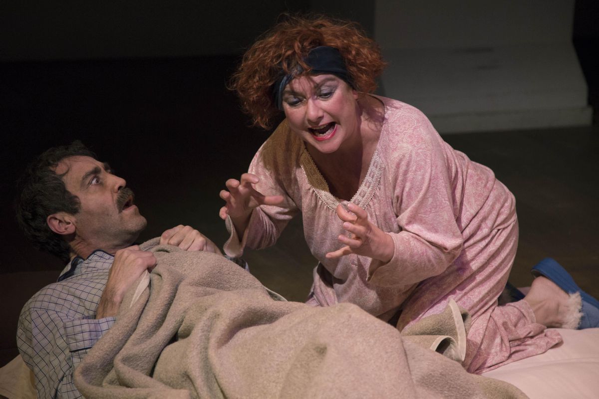 Òscar Intente y Montse Puga en una escena de ’Deliri a dos’, obra corta de Eugene Ionesco. Òscar Intente y Montse Puga en una escena de ’Deliri a dos’, obra corta de Eugene Ionesco.