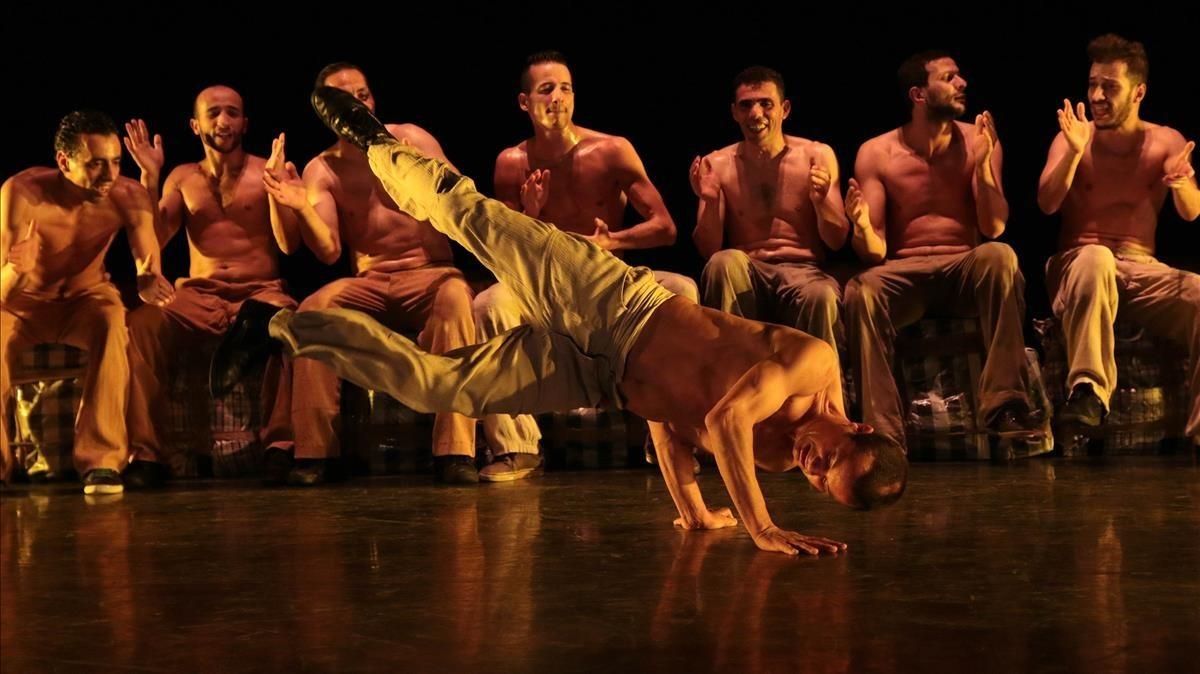Imagen del espectáculo de Kader Attou en el Grec. Imagen del espectáculo de Kader Attou en el Grec.