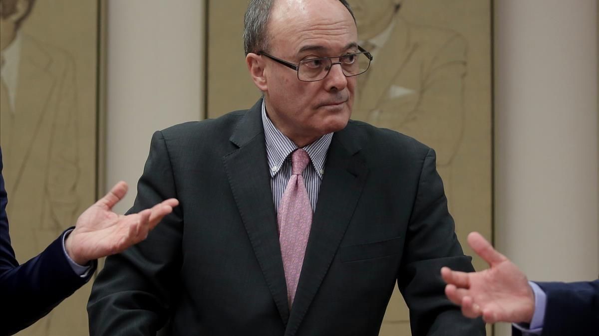 El gobernador del Banco de España, Luis María Linde, en la comisión de presupuestos del Congreso. El gobernador del Banco de España, Luis María Linde, en la comisión de presupuestos del Congreso.