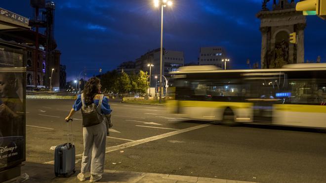 Una viajera espera el Aerobús en la plaza de Espanya.