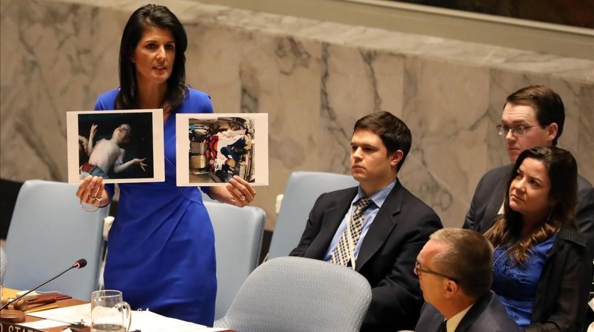 Nikki Haley sostiene unas fotografías de las víctimas del gas serín  en Siria.