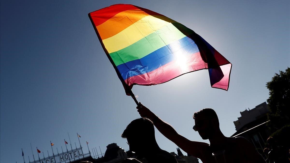 Una bandera arcoíris ondea durante el desfile del Orgullo de Madrid, este sábado.
