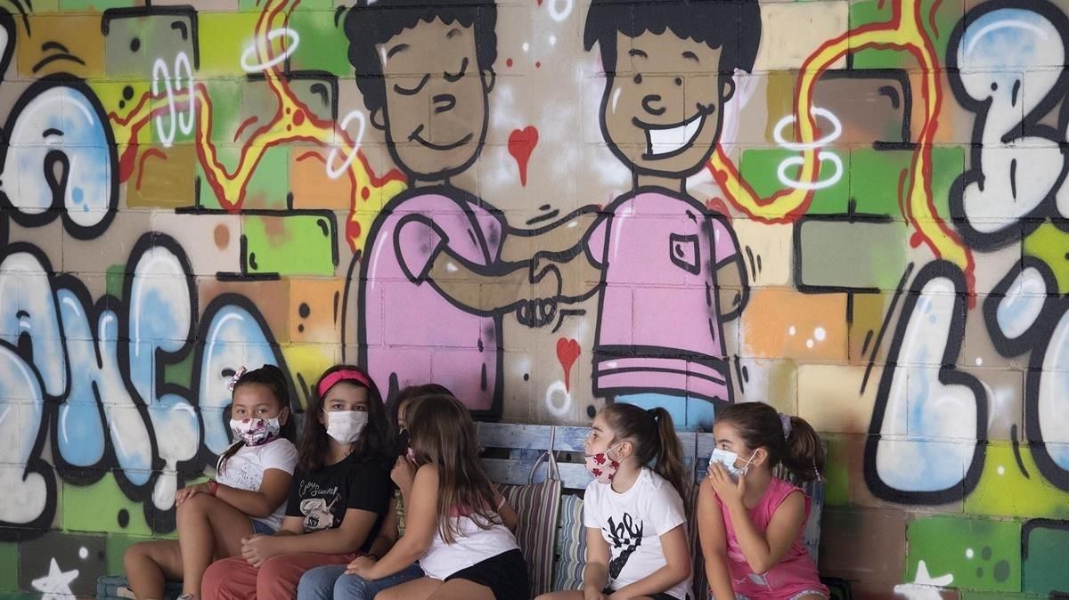 Niñas de la escuela la Esperança de Barcelona, durante el rato de patio del primer día del curso 2020-2021 Niñas de la escuela la Esperança de Barcelona, durante el rato de patio del primer día del curso 2020-2021