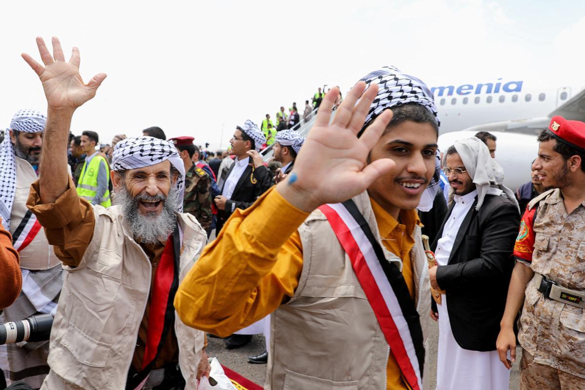 Prisioneros yemenís liberados por Arabia Saudí a su llegada a Sanaa.